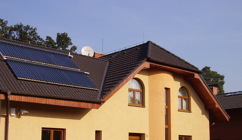 střešní krytina administrativní budovy s fotovoltaickými panely 